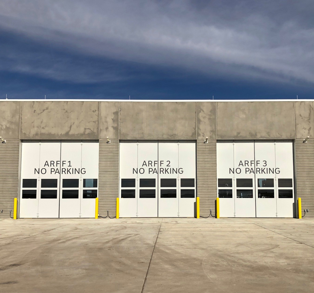 Vertical bi-fold hangar door