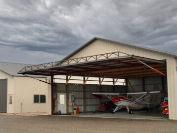 Hydraulic hangar door